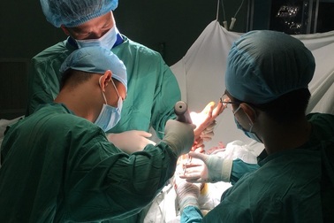 Bị côn đồ chém lìa tay khi đưa người đi cấp cứu