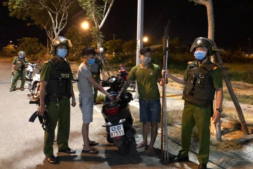 Công an nổ súng chỉ thiên truy bắt nhóm thanh niên dùng dao đánh nhau - 1 Công an nổ súng chỉ thiên truy bắt nhóm thanh niên dùng dao đánh nhau - 1