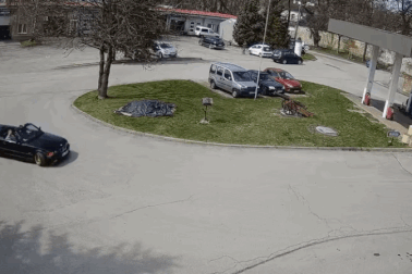 Cái kết đáng nhớ cho tài xế xe BMW dại dột trổ tài drift ở trạm xăng