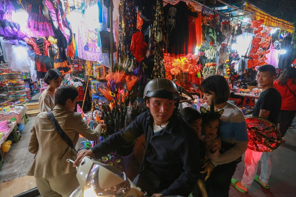 Loạt ma quỷ kinh dị tràn xuống phố hóa trang ở Hà Nội dịp Halloween - 2