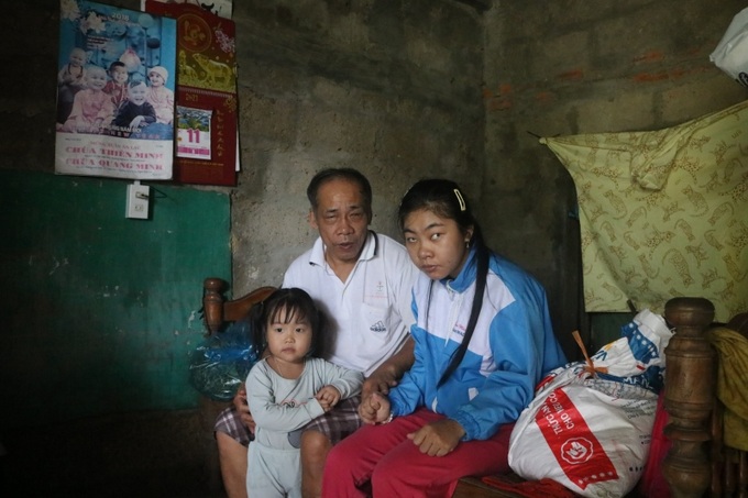 Ông Lợi cùng cô con gái đầu đều bị mù bẩm sinh, đồng thời chị Thanh còn bị khuyết tật cánh tay