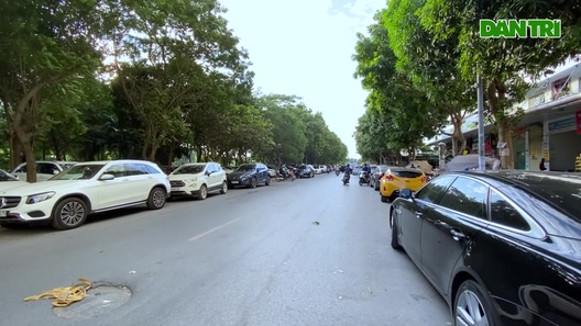 Bỏ tiền tỷ mua nhà, người Hà Nội phải "cắn răng" đỗ xế hộp trên vỉa hè