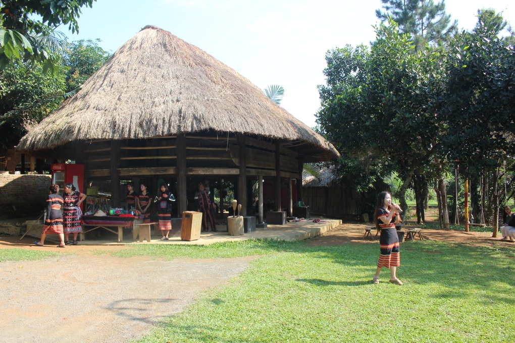 Chuyện về những người gìn giữ điệu múa “Răm May Tắc - 2