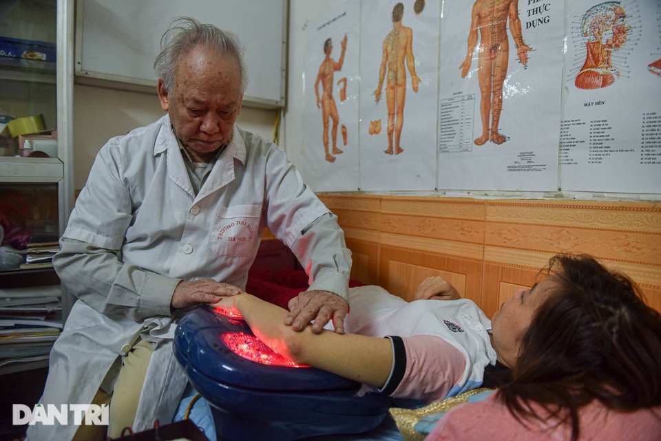 Bác sĩ dành nửa đời người chữa bệnh miễn phí cho người nghèo - 1 Bác sĩ dành nửa đời người chữa bệnh miễn phí cho người nghèo - 1