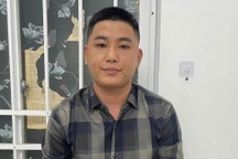 Khởi tố người đi xe máy tự ngã vào đầu ô tô rồi đánh tài xế ở TPHCM