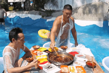 Mặc bikini ăn lẩu giữa bể bơi