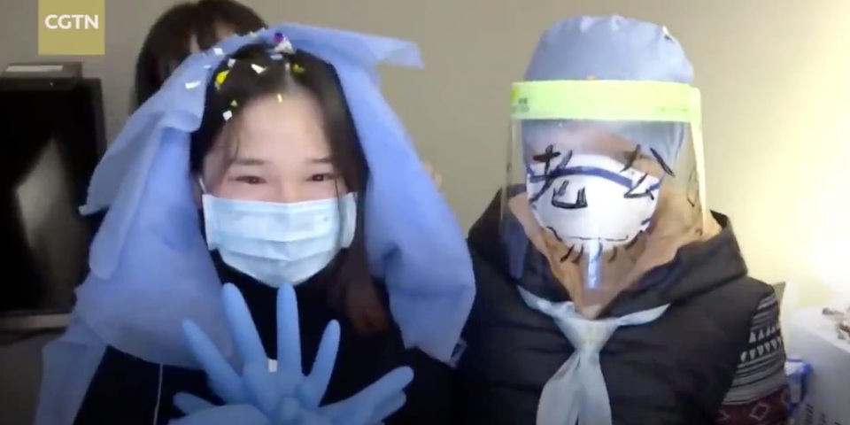 Giữa tâm dịch corona: Y tá mặc váy cưới từ bộ đồ khử độc, kết hôn qua video - 1