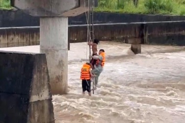 Giải cứu người đàn ông mắc kẹt dưới chân cầu khi nước lũ đổ về