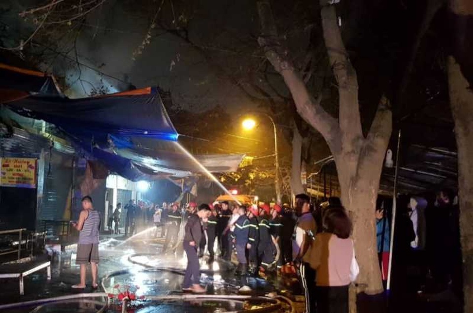 Chợ Đề Thám cháy lớn thiêu rụi nhiều hàng hóa trong ngày giáp Tết - 2 Chợ Đề Thám cháy lớn thiêu rụi nhiều hàng hóa trong ngày giáp Tết - 2