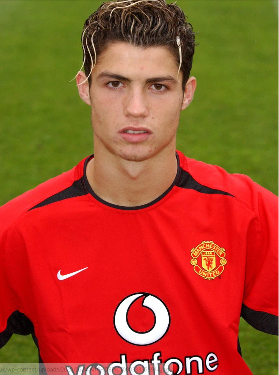 C.Ronaldo gây sốt với những kiểu đầu phá cách theo từng năm tháng - 3 C.Ronaldo gây sốt với những kiểu đầu phá cách theo từng năm tháng - 3