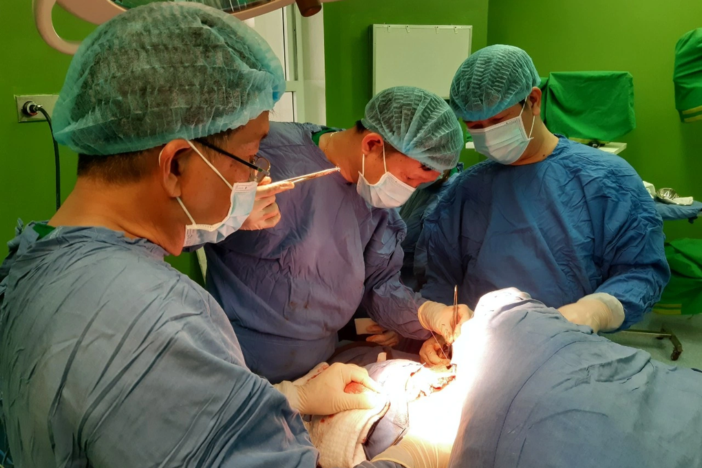 Cứu sống bệnh nhân bị mất hơn 2 lít máu - 1 Cứu sống bệnh nhân bị mất hơn 2 lít máu - 1