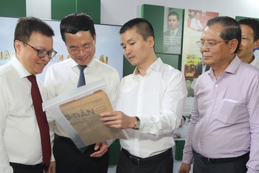 Đông đảo bạn đọc tham quan gian trưng bày báo Dân trí
