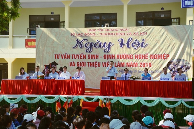 Đại diện các trường, các đơn giáo dục nghề nghiệp trong và ngoài tỉnh tham gia ngày hội tư vấn tuyển sinh. 