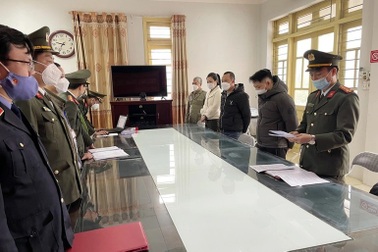 Bắt tạm giam 5 đối tượng vì giả mạo trong công tác