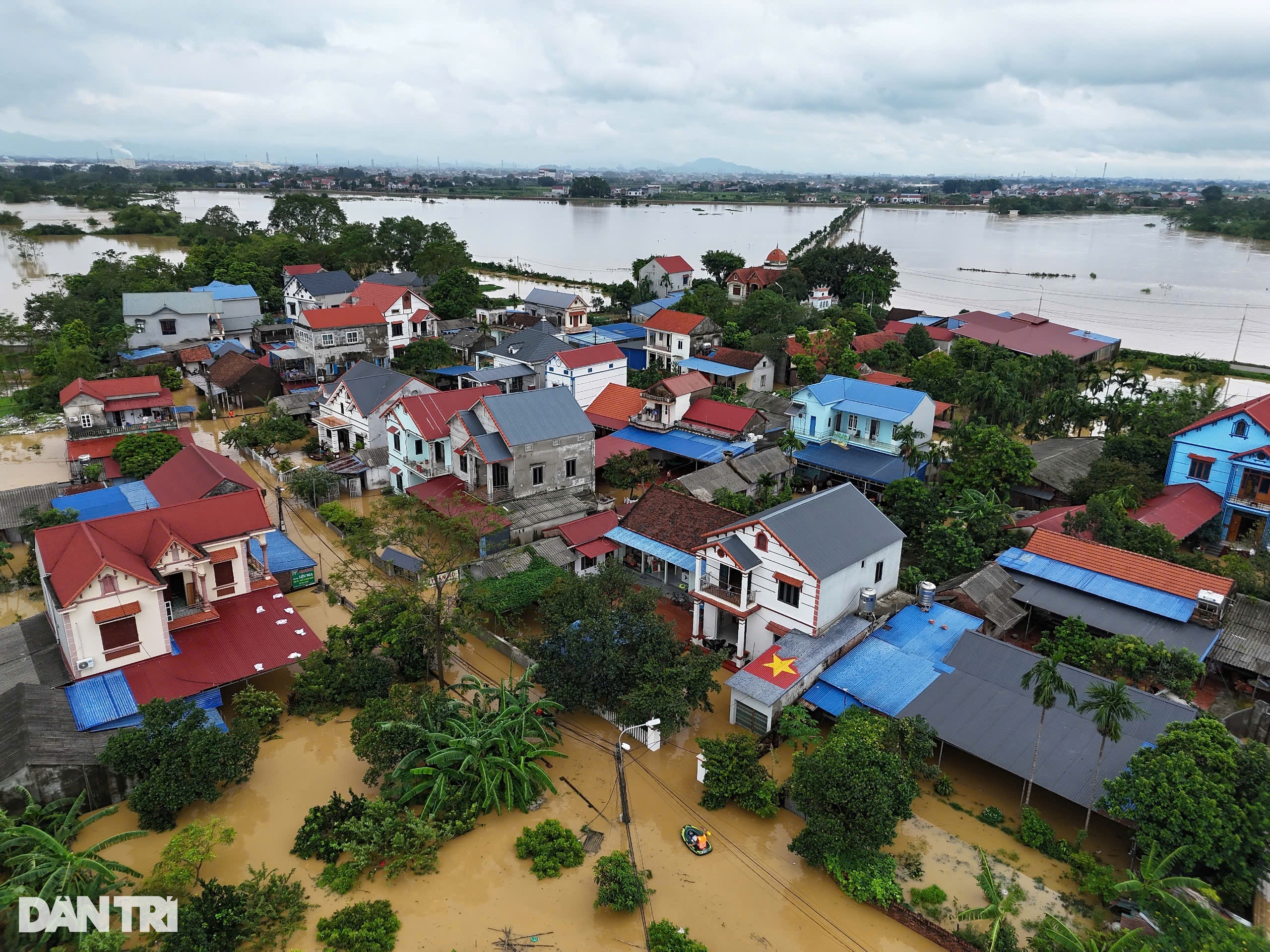 View - Những khung cảnh lịch sử giữa trận lụt lớn nhất 23 năm qua ở Thái Nguyên | Báo Dân trí