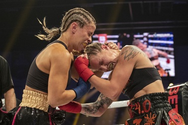 Cộng đồng mạng dậy sóng vì clip võ sĩ Trung Quốc dùng "chiêu bẩn"