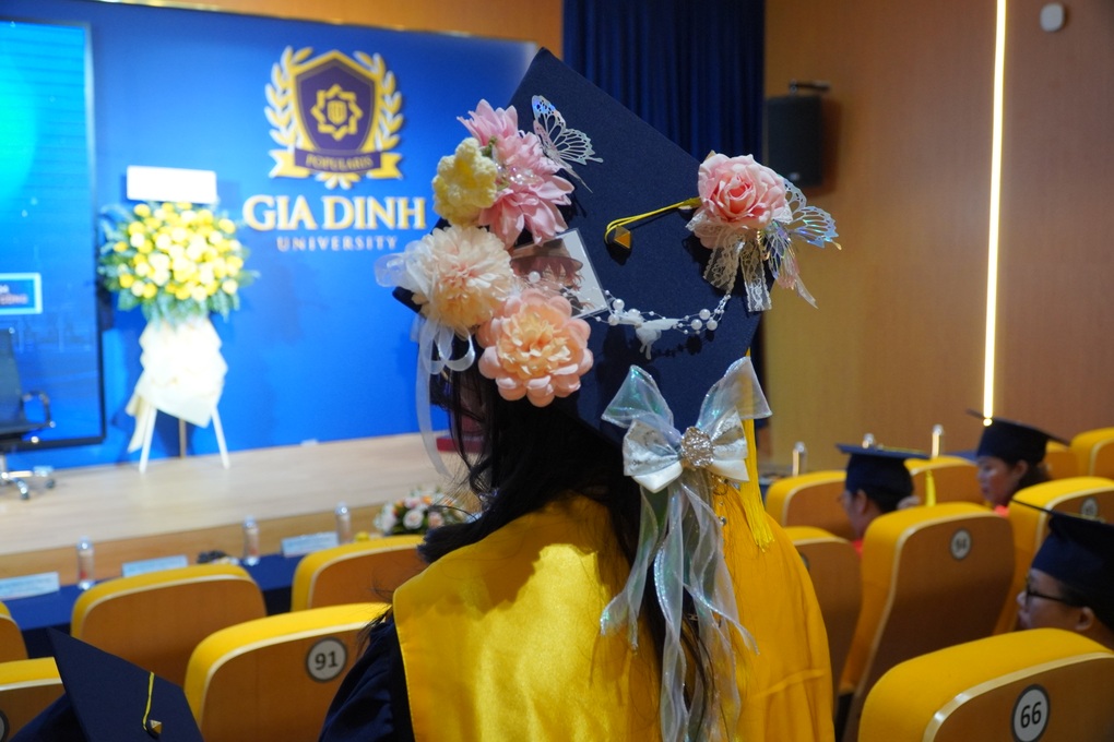 Nữ sinh kết nón hoa tốt nghiệp độc đáo, chưa ra trường đã có việc làm - 2 Nữ sinh kết nón hoa tốt nghiệp độc đáo, chưa ra trường đã có việc làm - 2