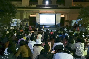 Người dân xếp hàng vào xem phim đen trắng như thời bao cấp