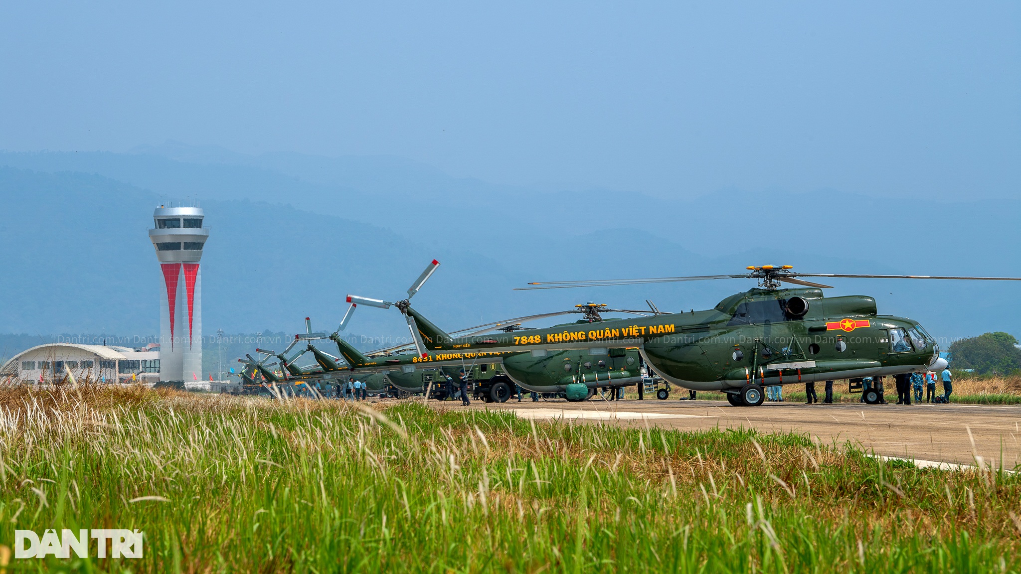 Dàn 11 trực thăng của Không quân Việt Nam hạ cánh ở sân bay Điện Biên - 10