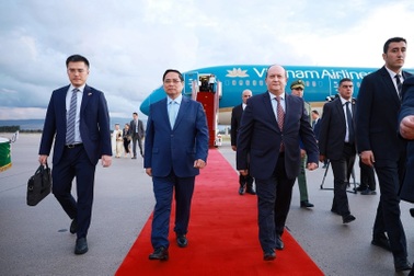 Thủ tướng Algeria ra tận sân bay đón Thủ tướng Phạm Minh Chính và Phu nhân