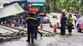 Giông lốc quật bay mái tôn ở TP.HCM