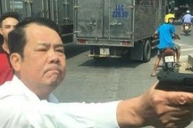 Khởi tố Giám đốc đe dọa bắn tài xế xe tải