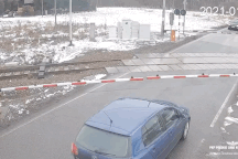 Chạy cảnh sát, tài xế liều mạng húc gãy rào chắn, chạy cắt mặt tàu hỏa