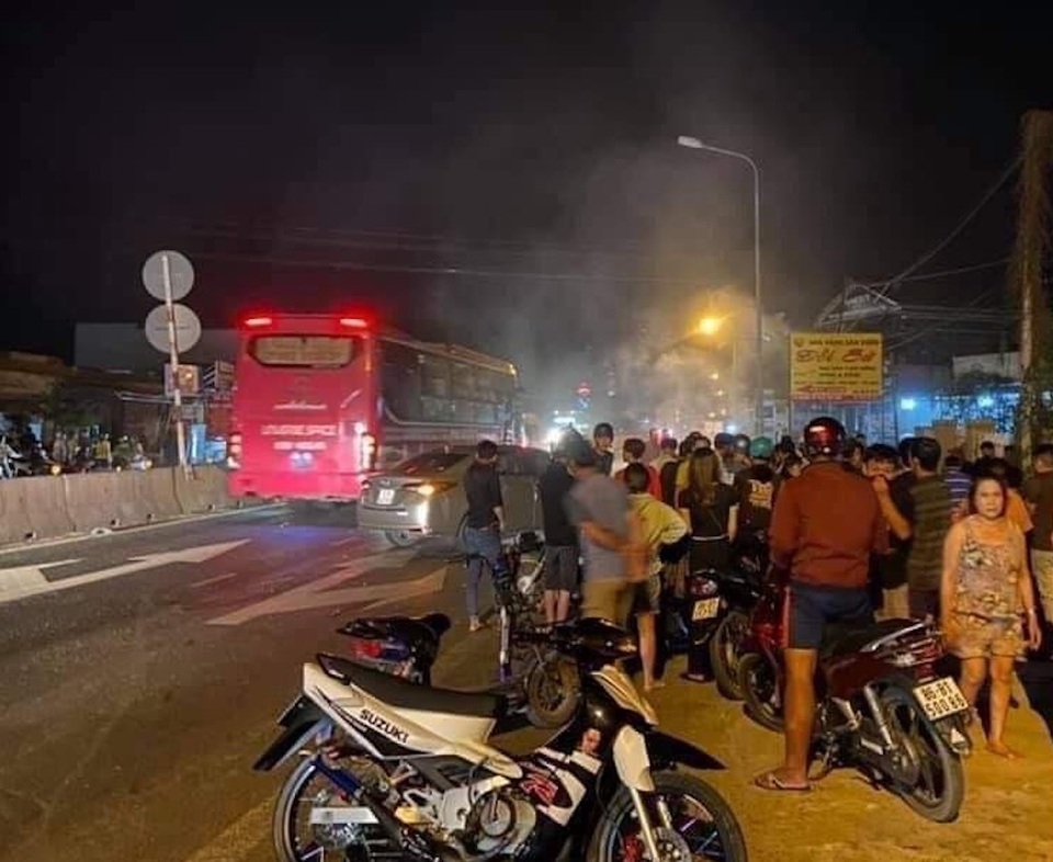 Xế hộp tông xe máy bốc cháy ngùn ngụt trên đường, 1 người tử vong - 2 Xế hộp tông xe máy bốc cháy ngùn ngụt trên đường, 1 người tử vong - 2