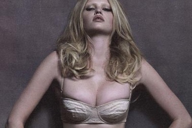Lara Stone “hút mắt” với vẻ đẹp cổ điển 