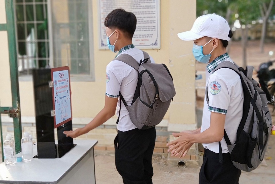 Thầy trò trường THPT sáng chế máy rửa tay sát khuẩn tự động có loa nhắc nhở - 1 Thầy trò trường THPT sáng chế máy rửa tay sát khuẩn tự động có loa nhắc nhở - 1