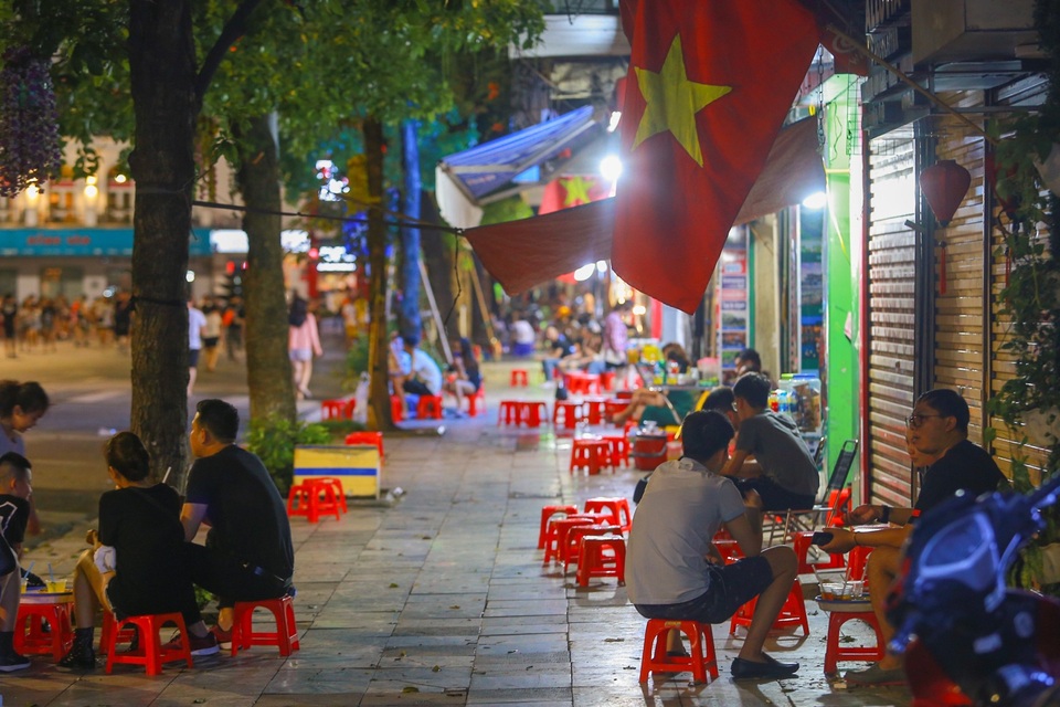 Cơn mưa bất chợt trong ngày đầu phố đi bộ hồ Gươm hoạt động trở lại - 19 Cơn mưa bất chợt trong ngày đầu phố đi bộ hồ Gươm hoạt động trở lại - 19