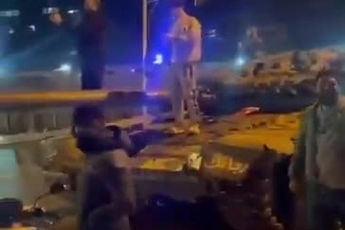 Xe tăng của quân nổi dậy tiến vào thủ đô Damascus, Syria