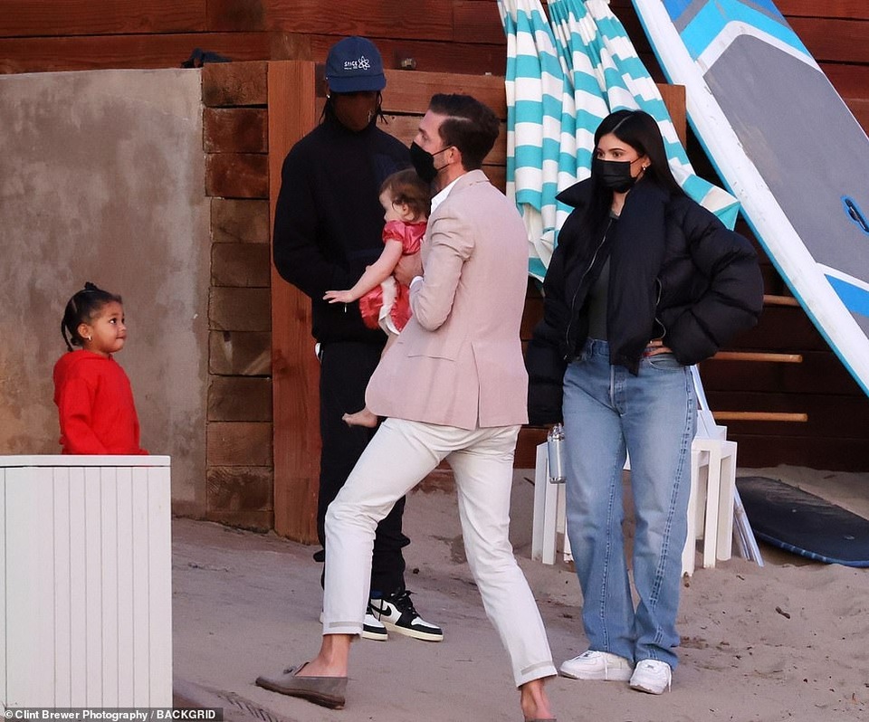 Kylie Jenner lại tái ngộ bồ cũ Travis Scott - 2 Kylie Jenner lại tái ngộ bồ cũ Travis Scott - 2