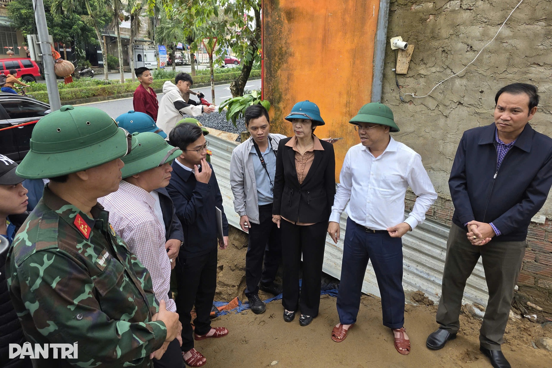 Sạt lở xé toạc nhà dân, đe dọa khách sạn, hàng chục người tháo chạy - 10