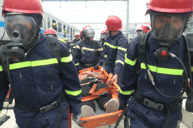 Diễn tập cứu nạn khẩn cấp khi tàu metro số 1 bị cháy