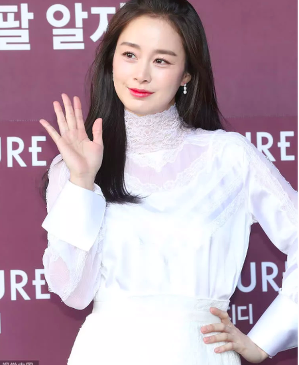 Lộ nếp nhăn đuôi mắt, Kim Tae Hee vẫn được khen xinh đẹp “không góc chết” - 12 Lộ nếp nhăn đuôi mắt, Kim Tae Hee vẫn được khen xinh đẹp “không góc chết” - 12