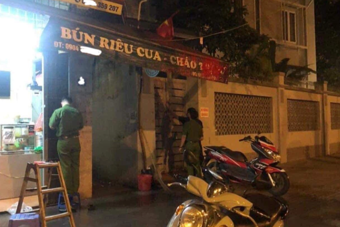 Truy tìm 2 đối tượng ném mắm tôm vào ngõ để đòi nợ - 1 Truy tìm 2 đối tượng ném mắm tôm vào ngõ để đòi nợ - 1