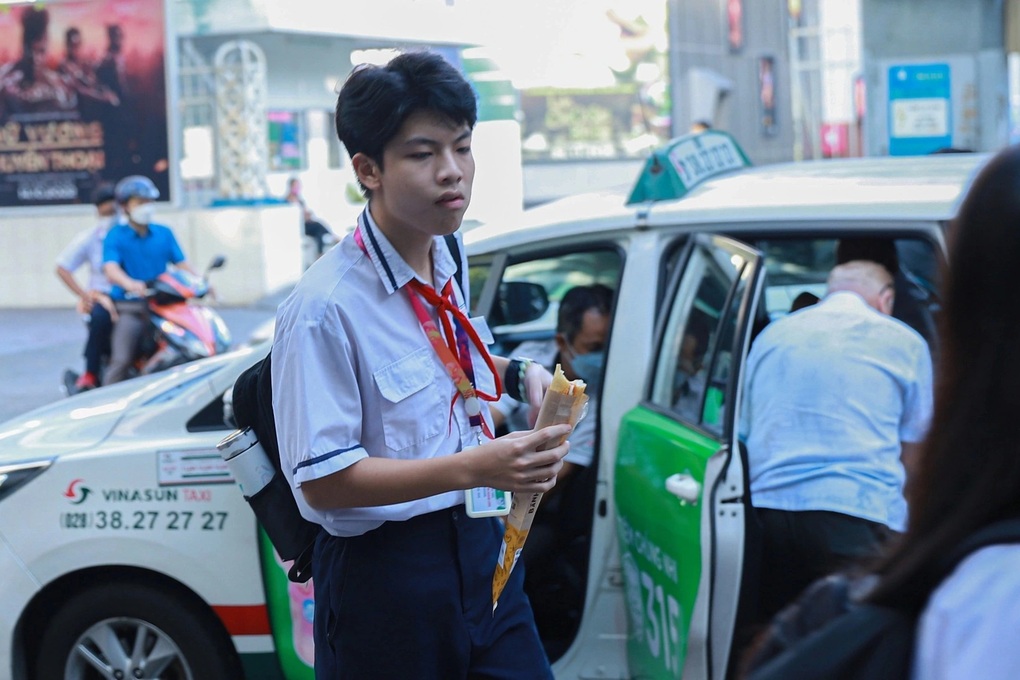 Lý do hàng loạt trường ở TPHCM lùi giờ vào học - 2 Lý do hàng loạt trường ở TPHCM lùi giờ vào học - 2