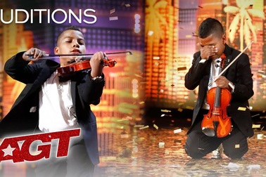 Tiếng đàn của cậu bé chiến thắng cả ung thư bạch cầu và bắt nạt học đường