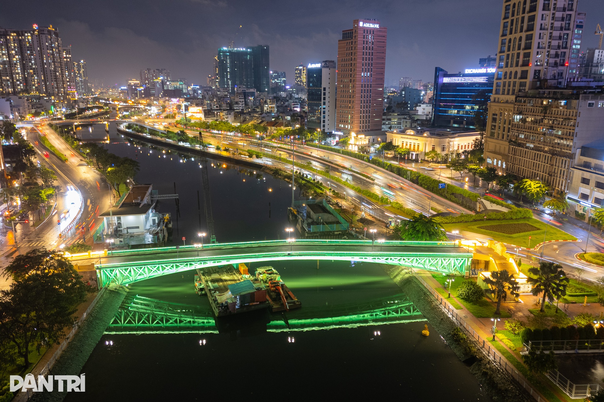 Sáu công trình kiến trúc ở TPHCM lung linh với hệ thống chiếu sáng 50 tỷ - 3 Sáu công trình kiến trúc ở TPHCM lung linh với hệ thống chiếu sáng 50 tỷ - 3