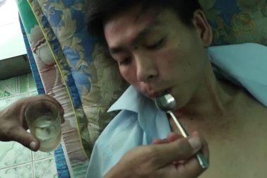 Rớt nước mắt cảnh em Thái phải nằm một chỗ và khoản nợ khổng lồ