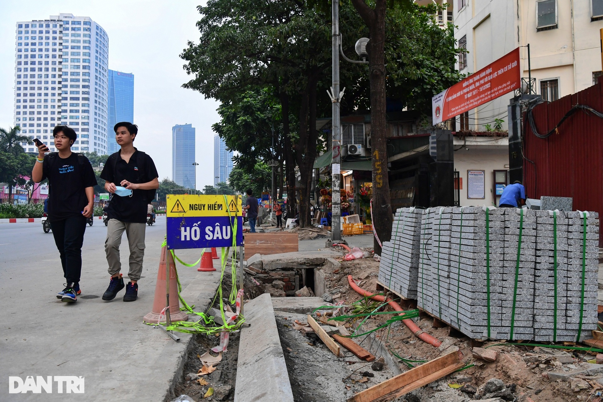 Người dân khổ sở vì vỉa hè đường đẹp nhất Việt Nam bị đào bới dở dang - 10 Người dân khổ sở vì vỉa hè đường đẹp nhất Việt Nam bị đào bới dở dang - 10