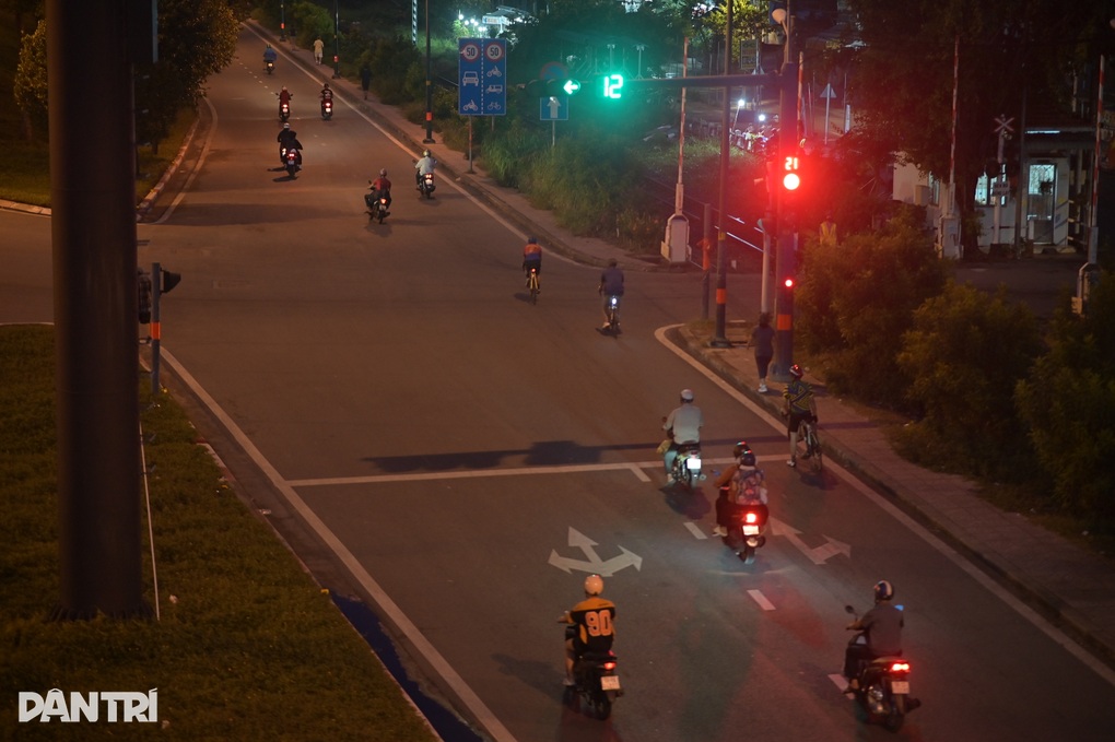 Xe đạp vượt đèn đỏ, chạy vào làn ô tô trên đại lộ ở TPHCM - 3 Xe đạp vượt đèn đỏ, chạy vào làn ô tô trên đại lộ ở TPHCM - 3