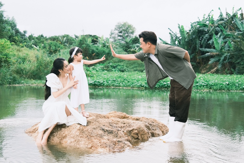 Trường Giang, Nhã Phương lần đầu công khai ảnh con gái - 6 Trường Giang, Nhã Phương lần đầu công khai ảnh con gái - 6