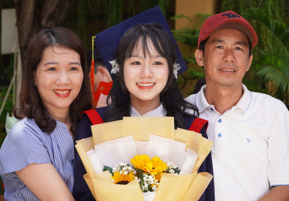 Nữ sinh lớp 12 bật khóc trong lễ tri ân: Em không muốn đơn độc nữa... - 19 Nữ sinh lớp 12 bật khóc trong lễ tri ân: Em không muốn đơn độc nữa... - 19