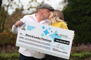 Người thợ xây dựng trúng xổ số 105 triệu bảng hứa không “bỏ rơi” khách hàng