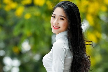 "Hot girl tráng bánh mướt" xứ Nghệ đẹp dịu dàng dưới tán hoàng yến