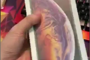 Hộp quà Iphone sang chảnh tặng Valentine khiến chị em mừng hụt