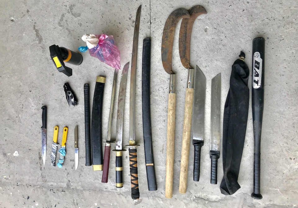 Bắt 7 đối tượng từ Bình Dương mang hàng nóng đến An Giang đòi nợ - 2 Bắt 7 đối tượng từ Bình Dương mang hàng nóng đến An Giang đòi nợ - 2