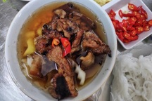 Hà Nội: Sâu còn sống ngoe nguẩy trong bát bún chả, chủ quán nói gì?